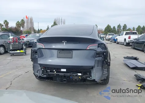2024 Tesla Model Y Long Range Dual Motor All-Wheel Drive z USA, uszkodzony, nr VIN 7SAYGDEE9RF071449